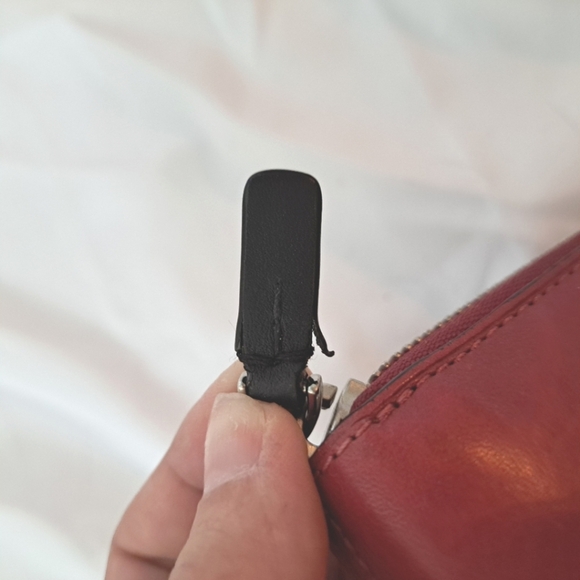 Tumi | Red leather ladies Wallet and black trim - Picture 14 of 14